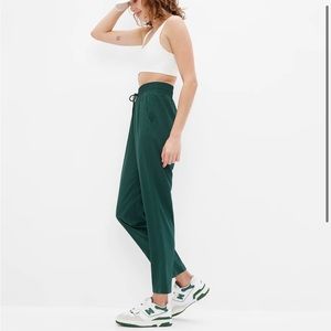 GapFit Runaround Pant Green